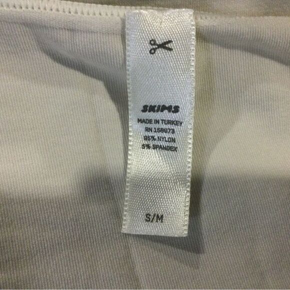 SKIMS Essential crew neck sleeveless bodysuit - Picture 5 of 6